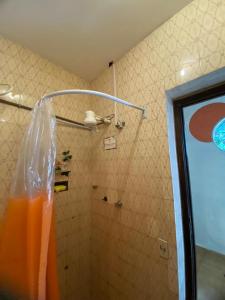 リオデジャネイロにあるCasa Sapucaiaのバスルーム(ビニール袋付きのシャワー付)