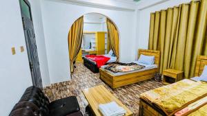 um quarto com duas camas e um espelho em Relax hotel em Kalām