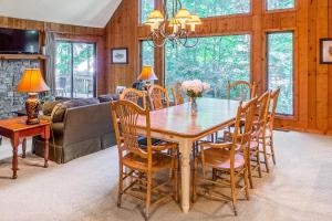 - une salle à manger avec une table et des chaises en bois dans l'établissement Laurel Grove, à Cashiers