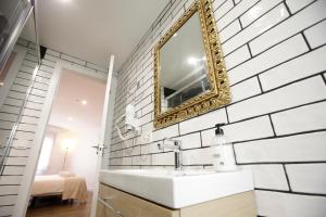 un baño con lavabo y espejo en Apartamentos El balcón de la Trinidad Córdoba - GREAT LOCATION, en Córdoba 33 fotos más
