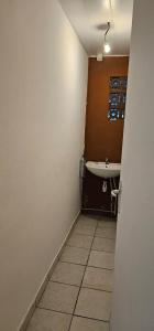 baño con lavabo y pared blanca en JUNGLE HOUSE, en Saint-Laurent-du-Maroni