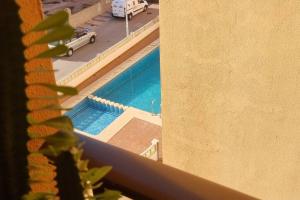 - Vistas a la piscina desde un edificio en Coqueto Apartamento en la Playa, en Daimuz