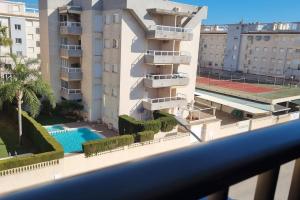 desde el balcón de un edificio con piscina en Coqueto Apartamento en la Playa, en Daimuz