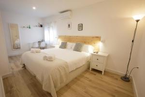 um quarto com uma cama com duas toalhas em La Trinidad Córdoba em Córdoba