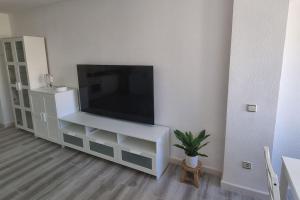 TV a/nebo společenská místnost v ubytování Coqueto Apartamento en la Playa