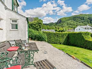 Grangeにある3 Bed in Borrowdale SZ148の木製ベンチ2台と家のあるパティオ