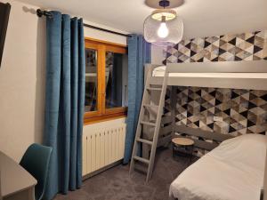 ein Schlafzimmer mit einem Etagenbett und einer Leiter in der Unterkunft Hôtel Belalp in Châtel