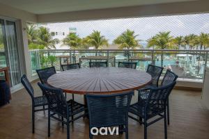 d'une salle à manger avec une table et des chaises sur un balcon. dans l'établissement Qavi - Flat Vista Mar em Resort Beira Mar Cotovelo #InMare230, à Parnamirim