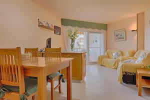 ein Wohnzimmer mit einem Tisch und einem Sofa in der Unterkunft Apartamento en Creixell Primera linea de playa. in Creixell