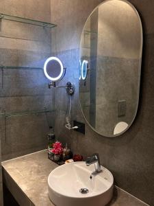 bagno con lavandino e specchio di Yourhomely Studio a Ghaziabad