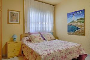 Ένα ή περισσότερα κρεβάτια σε δωμάτιο στο Apartamento en Creixell Primera linea de playa. +13 φωτογραφίες