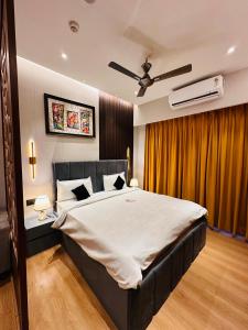 una camera con un grande letto e un ventilatore a soffitto di Yourhomely Studio a Ghaziabad
