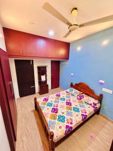 a bedroom with a bed and a ceiling fan at SS Home Stay Accomodation in Tiruvannāmalai