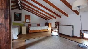 1 dormitorio con 1 cama y 1 silla en una habitación en Casa la palmera, en Gormazo