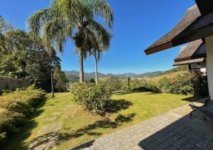ポメロデにあるCasa Branca Pousadaの椰子の木がある公園