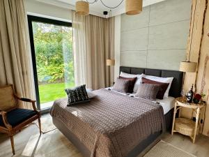 1 dormitorio con cama y ventana grande en BM Apartments en Cracovia