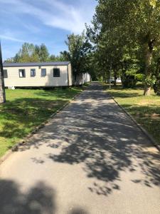 a long road with a building in the background at Mobil-home Ouistreham in Ouistreham