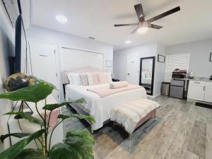 a bedroom with a bed and a ceiling fan at Modern Dream Rooms Suits - Private, parking, Wi-Fi, Netflix in Spring Hill