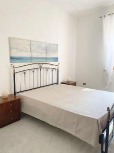 1 dormitorio con 1 cama grande y vistas al océano en Casa del Nostromo, en Levanzo