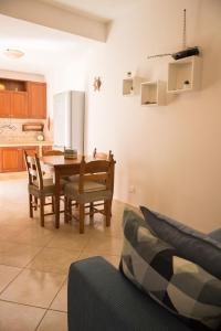 uma cozinha e sala de jantar com mesa e cadeiras em Casa del Nostromo em Levanzo