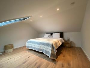 1 dormitorio con 1 cama grande en el ático en Boerderijlodge met hottub en Dinxperlo