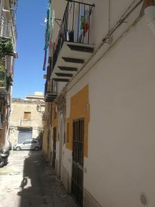 um beco estreito com uma varanda num edifício em atocà3 casa vacanze, self check in - vedi anche atocà1 e atocà2 em Palermo