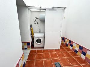 a small bathroom with a toilet in a room at Bonito apartamento en Utrera WIFI gratis in Utrera