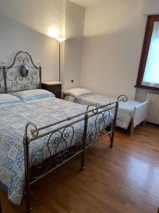 a bedroom with two beds and a window at Pian della Battaglia in Anghiari