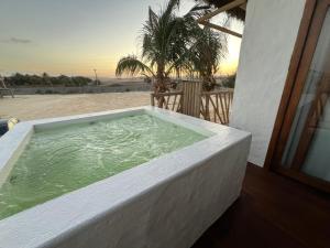 a jacuzzi tub with a view of the beach at Jurema Branca Villa in Beberibe