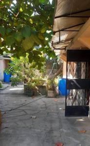 蒙巴薩的住宿－Masula Homes，庭院中间有门的建筑