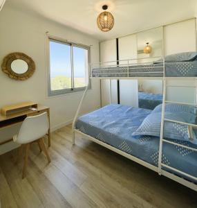 - une chambre avec des lits superposés et un bureau dans l'établissement Superb renovated apartment with sea view for 5, à Cagnes-sur-Mer