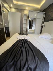 Postel nebo postele na pokoji v ubytování Dolce Vita Suite Hotel
