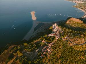 una vista aérea de un castillo en una colina junto al agua en Omero, en Tindari