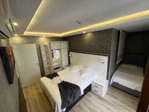 Postel nebo postele na pokoji v ubytování Dolce Vita Suite Hotel