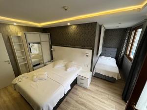 Postel nebo postele na pokoji v ubytování Dolce Vita Suite Hotel