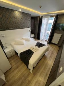 Postel nebo postele na pokoji v ubytování Dolce Vita Suite Hotel