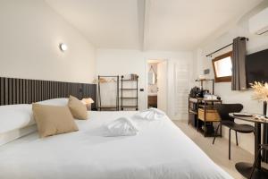 a bedroom with a large white bed and a desk at La casetta di Grace in Sesto Fiorentino