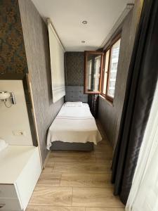 Postel nebo postele na pokoji v ubytování Dolce Vita Suite Hotel