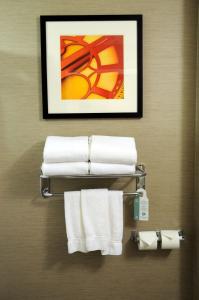 un toallero con toallas en una habitación de hotel en Chateau Inn & Suites Bonnyville en Bonnyville