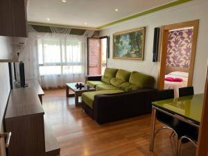 sala de estar con sofá y mesa en Cozy apartment for 6 people - Port Aventura en Vilaseca