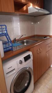 una cocina con lavadora y fregadero en ELIT 2 APART HOTEL, en Sunny Beach