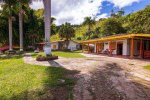 a house with a pole in the middle of a yard at Finca los Juanes in Jardin