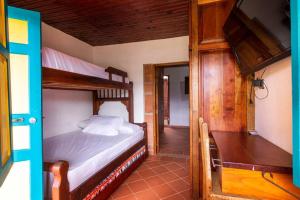 a bedroom with two bunk beds and a desk at Finca los Juanes in Jardin