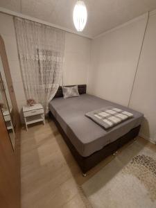 ein Schlafzimmer mit einem großen Bett und einem Fenster in der Unterkunft F.A.A Sabiha Gökçen in Istanbul