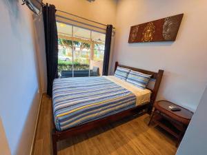 una piccola camera con letto e finestra di Villa Paraíso Coco 20, near to beach, town & pool a Herradura