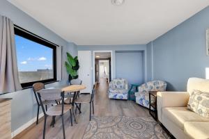 een woonkamer met een bank en een tafel en stoelen bij 15-th Floor Ocean Front Views at Palms Resort in Myrtle Beach