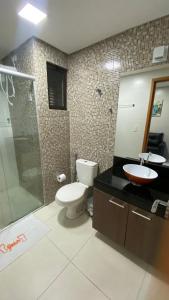 uma casa de banho com um WC, um lavatório e um chuveiro em Flat Mobiliado em excelente localização em Campina Grande