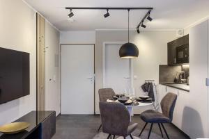 a kitchen and dining room with a table and chairs at Appartement für 2 - WLAN - Parkplatz - Homeoffice in Kaiserslautern