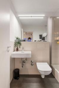 Appartement für 2 - WLAN - Parkplatz - Homeoffice في كايزرسلاوترن: حمام أبيض مع حوض ومرحاض