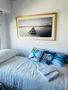 una camera da letto con un letto e un quadro sul muro di Q 620 - Centro Bariloche - 6 personas a San Carlos de Bariloche